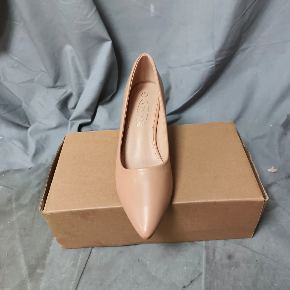 WOMEN'S NUDE LEATHER PUMP WITH BLOCK HEEL – POINTED TOE. UK SIZE 5