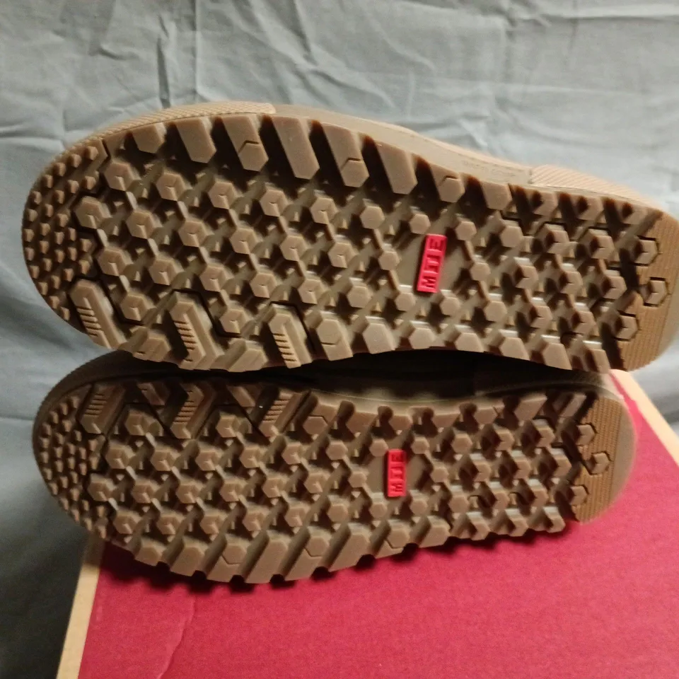 VANS SK8-HI GORE-TEX MTE-3 DEMITASSE/BLACK BOOTS – UK5 (EU38)