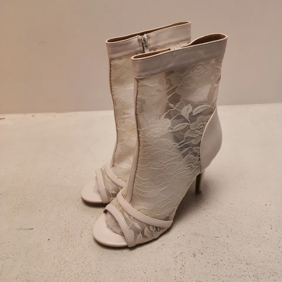 KOI FOOTWEAR WHITE LACE KNEE-HIGH BOOTS – OPEN-TOE, ZIP CLOSURE, UK SIZE 3