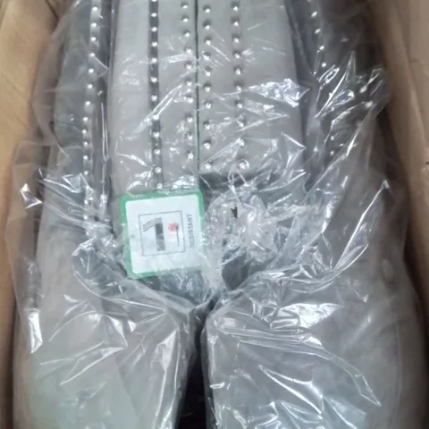 BOXED SET OF 2 GREY FABRIC UPHOLSTERED BUTTON EDGE SIDE/DINING CHAIRS