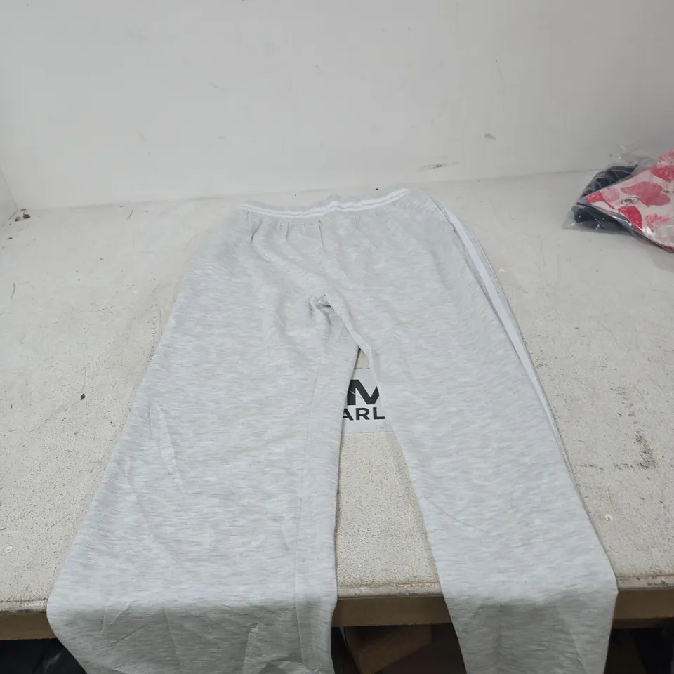 BOX OF APPROXIMATELY 25 ASSORTED CLOTHING ITEMS TO INCLUDE: GREY TRACKSUIT BOTTOMS