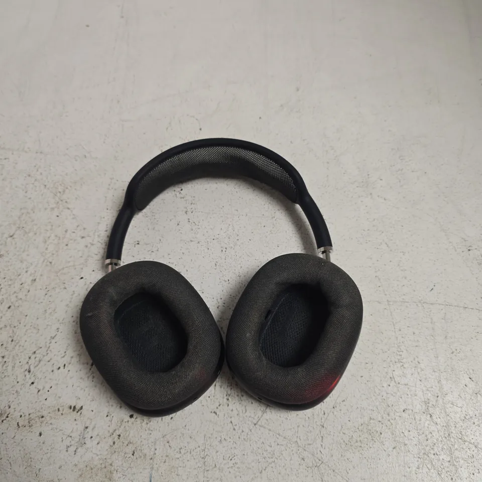 BLACK OVER-EAR HEADPHONES WITH CASE