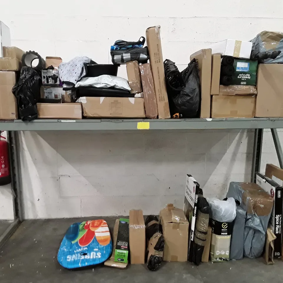 LOT OF APPROXIMATELY 55 ASSORTED ITEMS INCLUDING GARDEN FIRE PIT, KITCHEN SINK, LAUNDRY STORAGE, PRESSURE SPRAYER, DOOR MOUNTED SPICE RACK, SPRING BEACH CHAIR