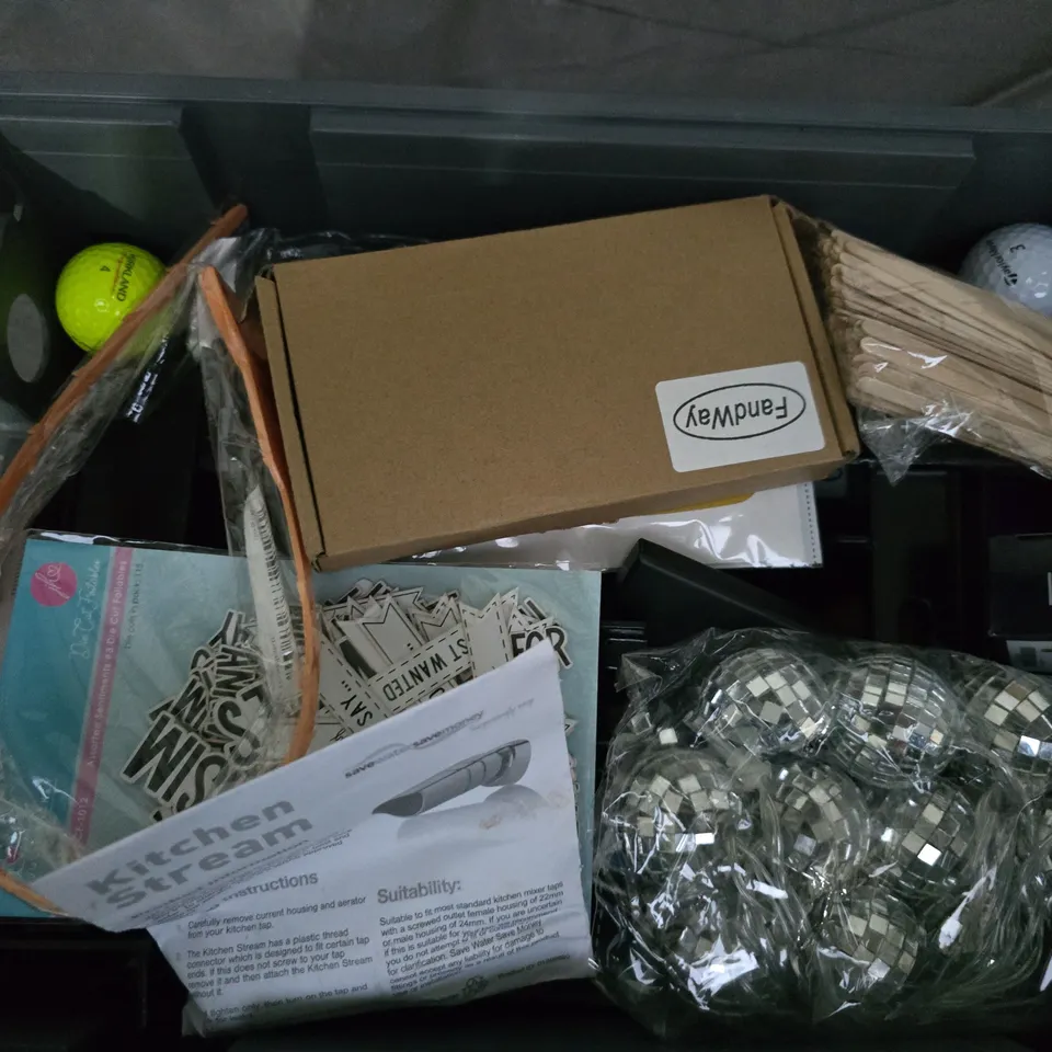 APPROXIMATELY 15 ASSORTED HOUSEHOLD ITEMS TO INCLUDE TRAVEL ADAPTOR, TITLEIST GOLF BALLS, FAUX FLORAL DECOR, ETC