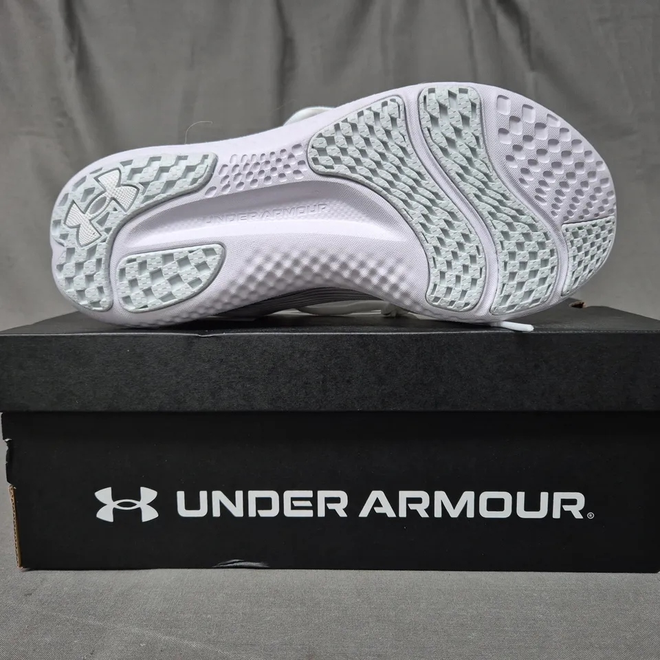 BOXED PAIR OF UNDER ARMOUR CHARGED SPEED SWIFT SHOES IN WHITE UK SIZE 4