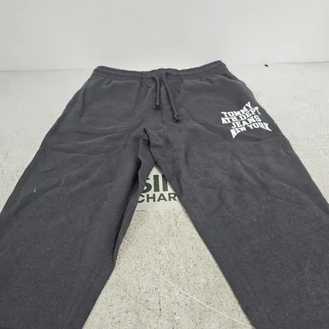 TOMMY JEANS SWEATPANTS – WASHED BLACK, SIZE L