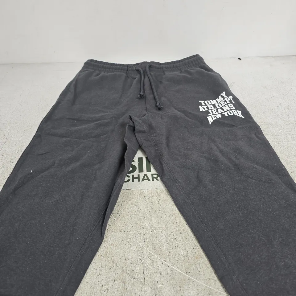 TOMMY JEANS SWEATPANTS – WASHED BLACK, SIZE L