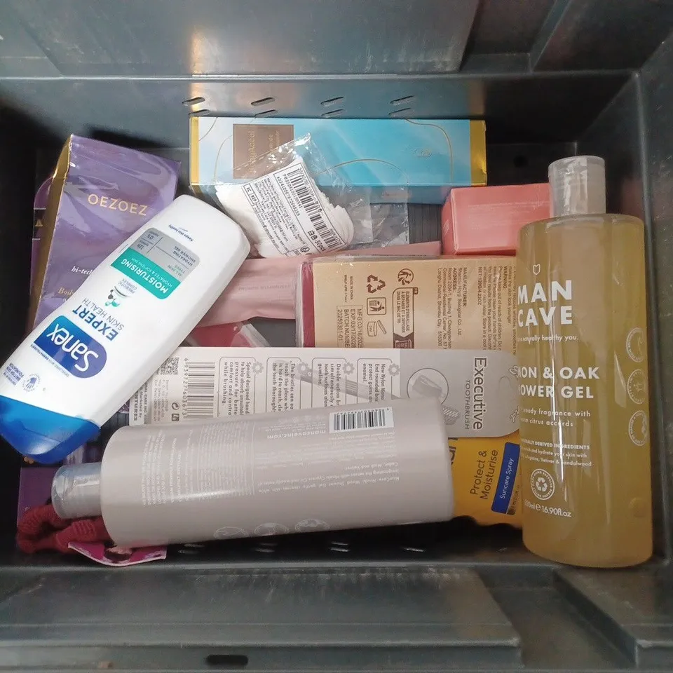 APPROXIMATELY 20 HEALTH AND BEAUTY PRODUCTS TO INCLUDE ALPECIN SHAMPOO, SANEX SHOWER GEL AND JOHN FRIEDA STYLING FOAM