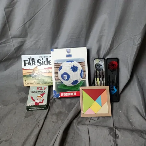 APPROXIMATELY 15 ASSORTED ITEMS OF TOYS AND GAMES INCLUDING HARROW DARTS, 3D ENGLAND FOOTBALL CONSTRUCTION KIT, ELF IDEA PACK AND FAR SIDE 2026 CALENDAR