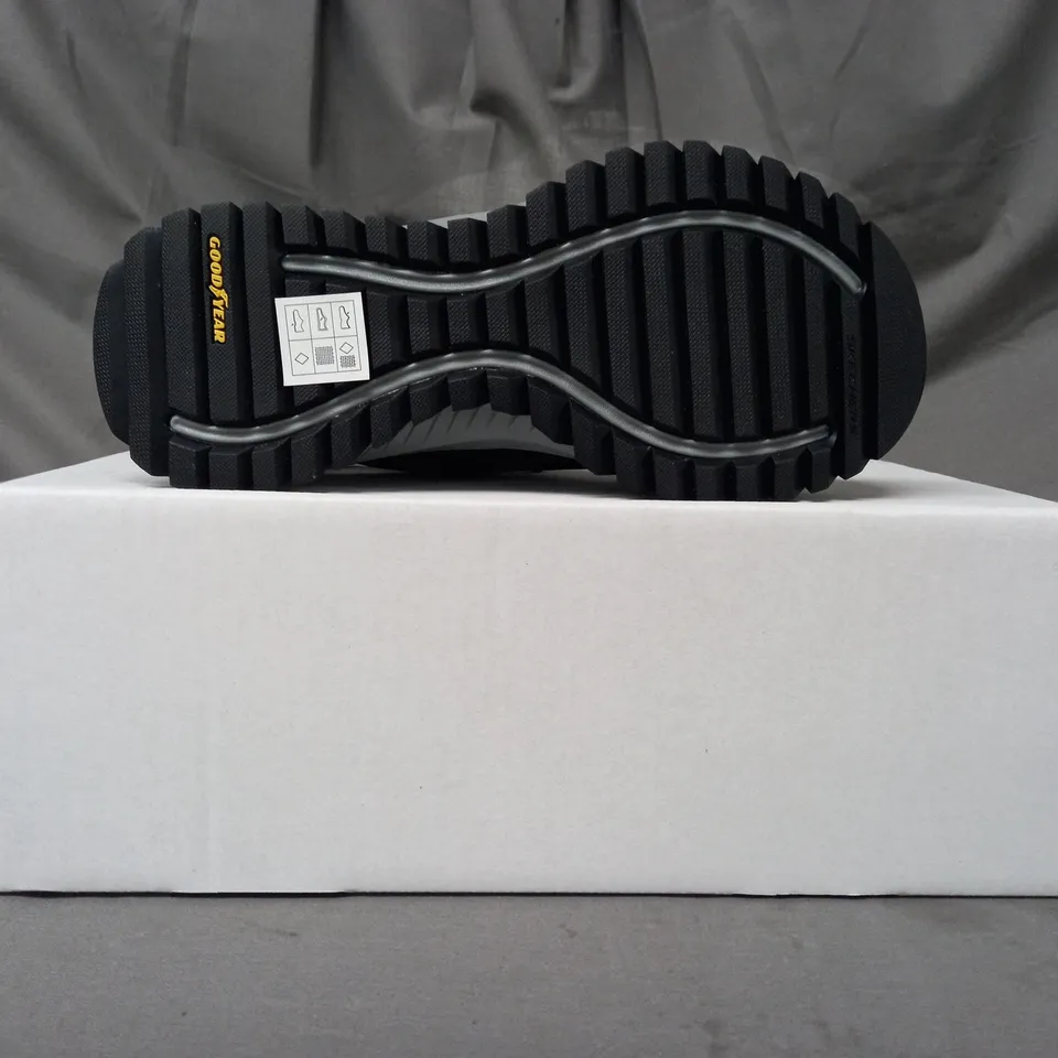 BOXED PAIR OF SKECHERS ARCH FIT TRAINERS IN BLACK SIZE 3.5