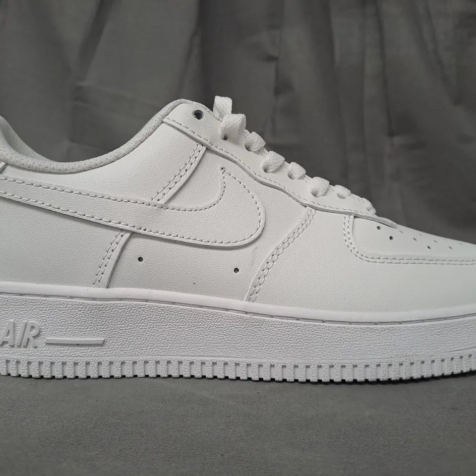 PAIR OF NIKE AIR FORCE 1 SHOES IN WHITE UK SIZE 6