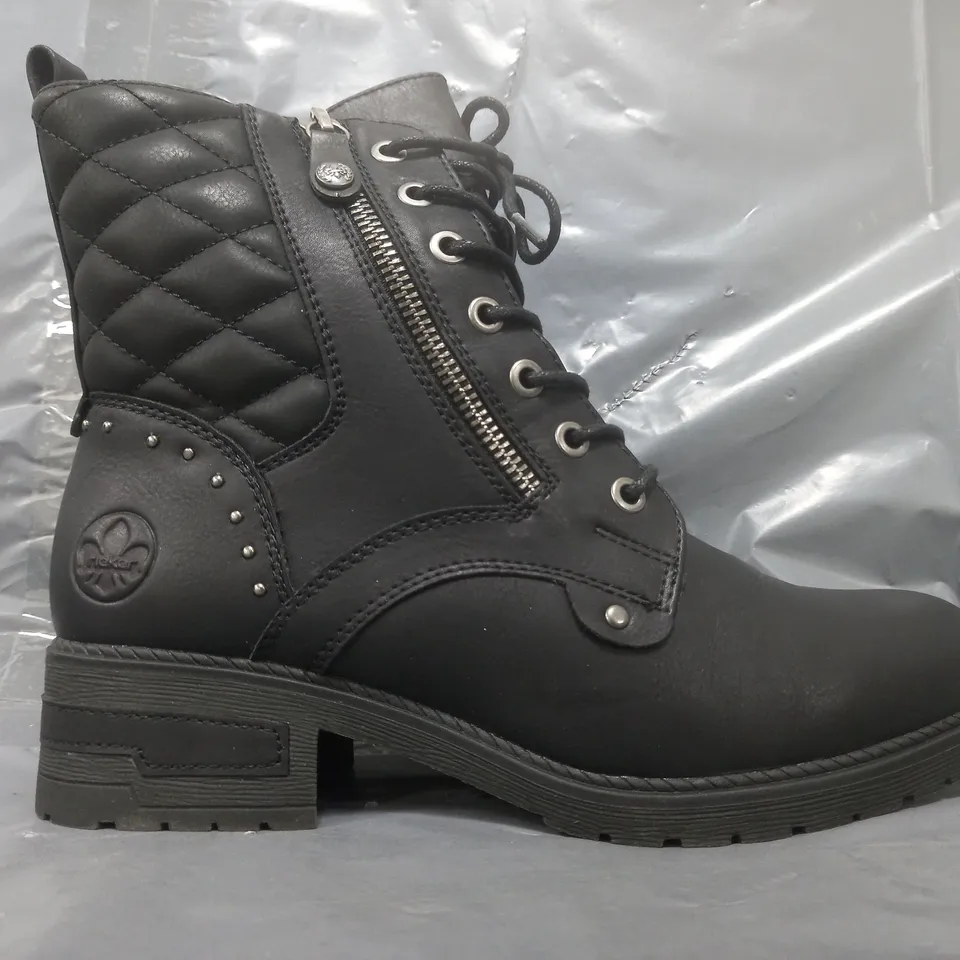 BOXED PAIR OF RIEKER PANEL BOOTS IN BLACK SIZE 5