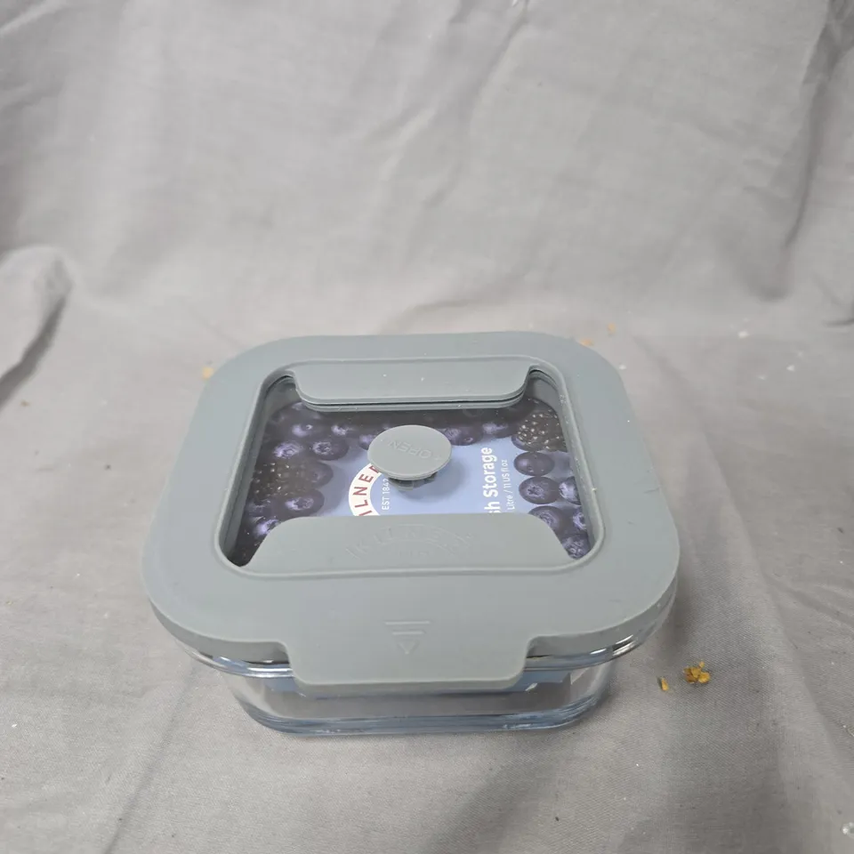 BOX OF APPROXIMATELY 15 ASSORTED HOUSEHOLD GLASS/CERAMIC ITEMS TO INCLUDE: MUG AND STORAGE CONTAINER