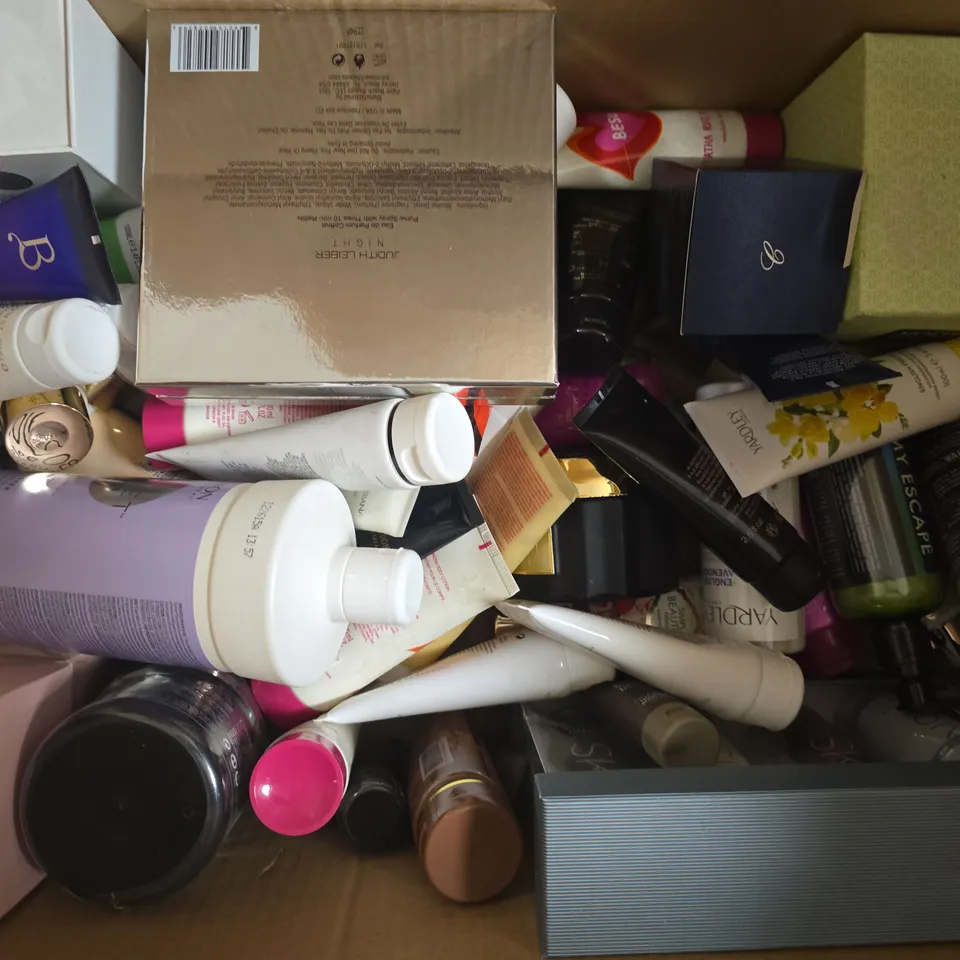 BOX OF APPROXIMATELY 30 ASSORTED COSMETIC ITEMS TO INCLUDE MANDATE, CLARINS, ALEX CURRAN, ETC - COLLECTION ONLY
