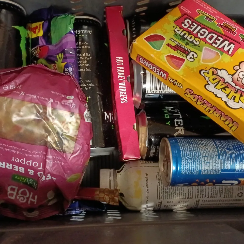 APPROXIMATELY 12 ASSORTED FOOD & DRINK ITEMS TO INCLUDE MONSTER ENERGY, TRUE DATES, WARHEADS, ETC - COLLECTION ONLY