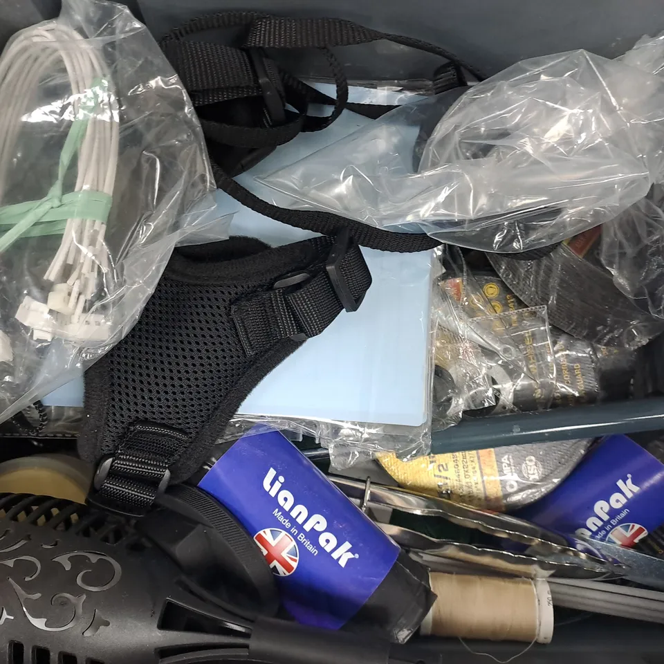 APPROXIMATELY 15 ASSORTED HOUSEHOLD ITEMS TO INCLUDE CUTTING WHEEL, THE ORIGINAL SUPACLIP, LED LIGHTS, ETC