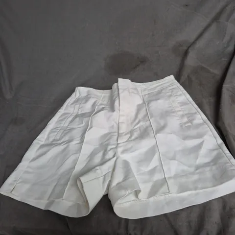 STRADIVARIUS WOMEN'S WHITE SHORTS – UK 10 (EUR 38)