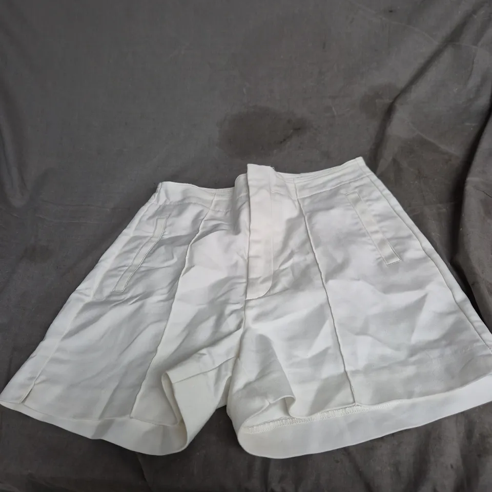 STRADIVARIUS WOMEN'S WHITE SHORTS – UK 10 (EUR 38)