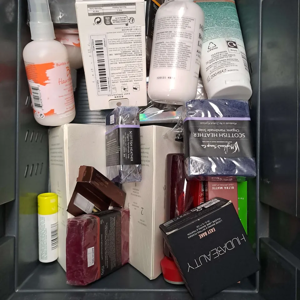 APPROXIMATELY 20 ASSORTED COSMETIC PRODUCTS TO INCLUDE GARNIER MOISTURE BOMB SHEET MASKS, AVEENO BABY LOTION AND SOLTAN KIDS BEACH POWDER