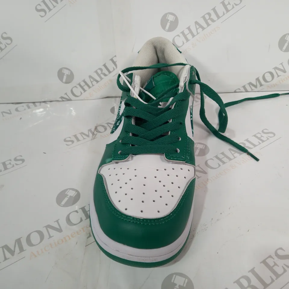 BOXED PAIR OF NIKE TRAINERS IN GREEN/WHITE UK SIZE 7.5