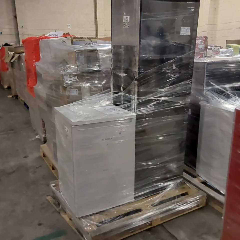 RUSSELL HOBBS FREESTANDING FRIDGE FREEZER - BLACK AND BOSCH KTR15NWFAG SERIE 2 FREESTANDING FRIDGE 136L