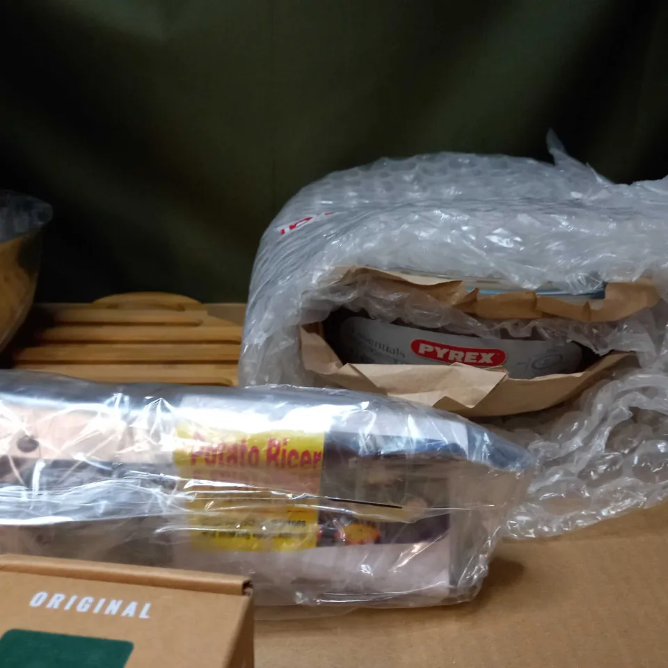 LOT OF APPROX 10 ASSORTED HOUSEHOL/KITCHEN WARE RELATED ITEMS TO INCLUDE: PYREX DISHES, BOTTLES, MIXING BOWL