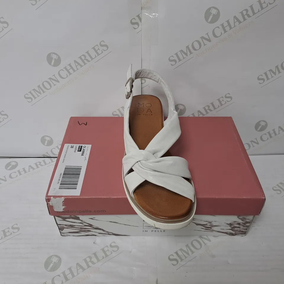 BOXED PAIR OF MODA IN PELLE OLANNA SANDALS IN WHITE SIZE 5