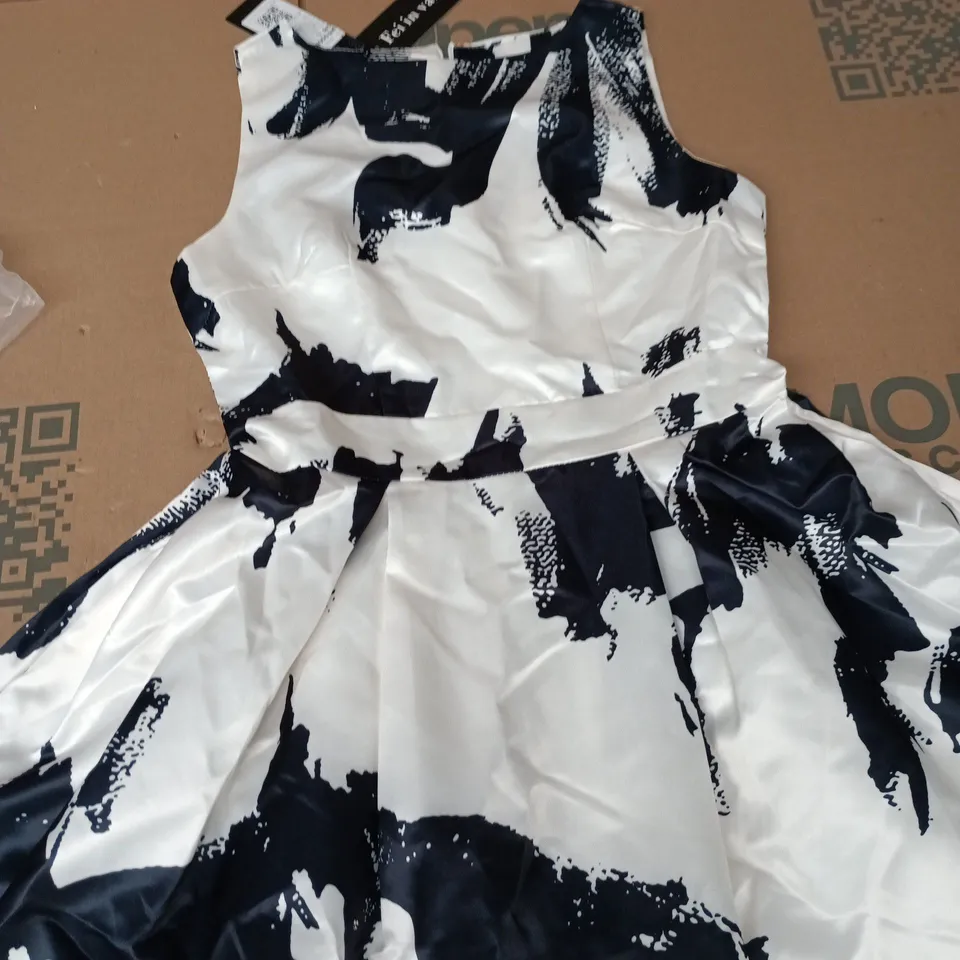 WOMEN'S DRESS – BLACK AND WHITE ABSTRACT PRINT – UK SIZE L