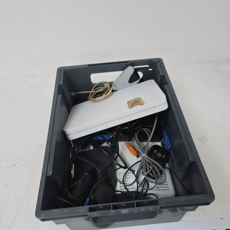 TOTE OF APPROXIMATELY 8 ASSORTED ITEMS TO INCLUDE: SKY ROUTER