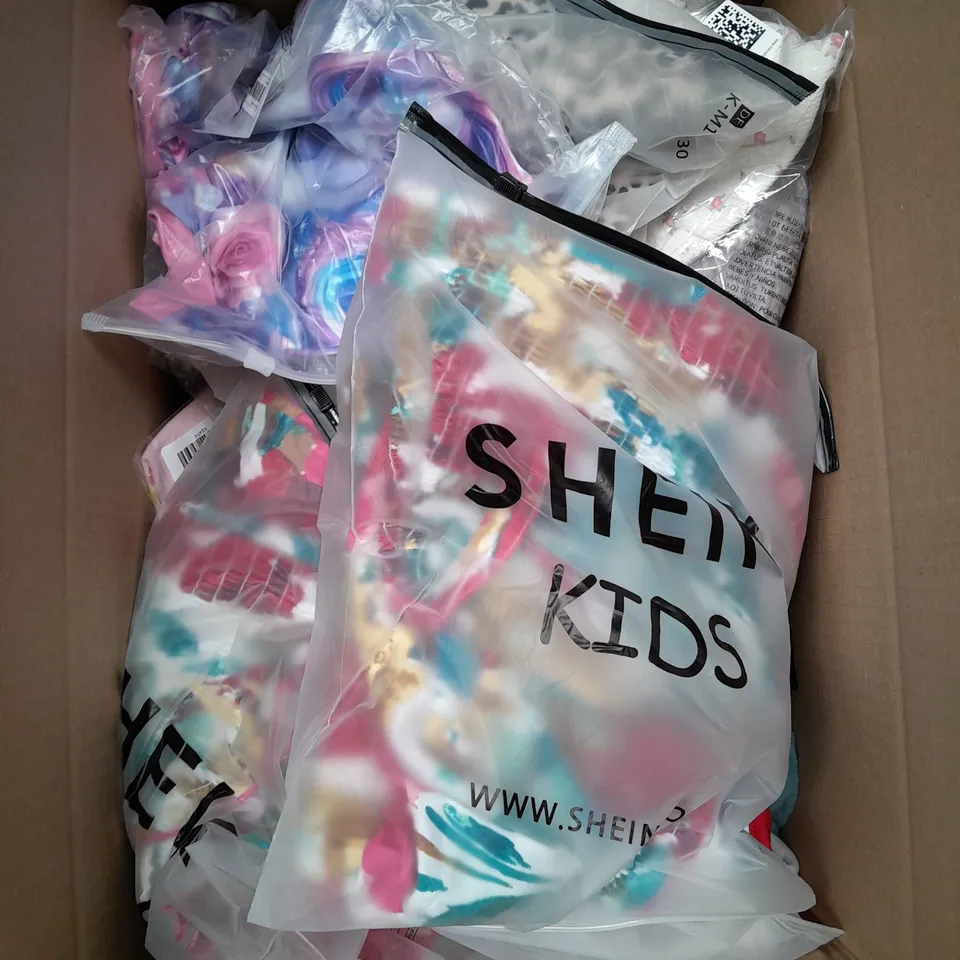 APPROXIMATELY 14 ASSORTED 0-5 YEARS CHILDRENS CLOTHING ITEMS TO INCLUDE - SHORTS , T-SHIRT , DRESS ETC