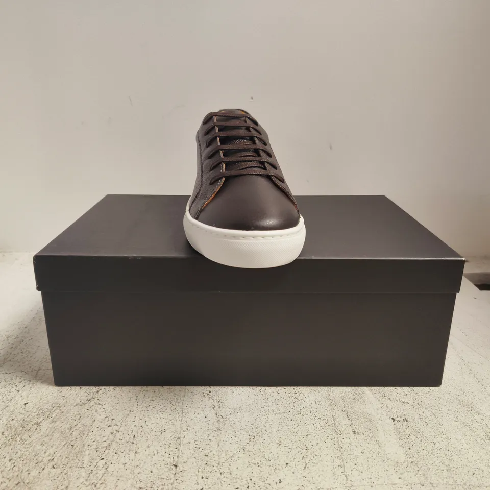 BOXED PAIR OF HAWES & CURTIS NAPPA TENNIS TRAINERS IN CHOCOLATE SIZE 8