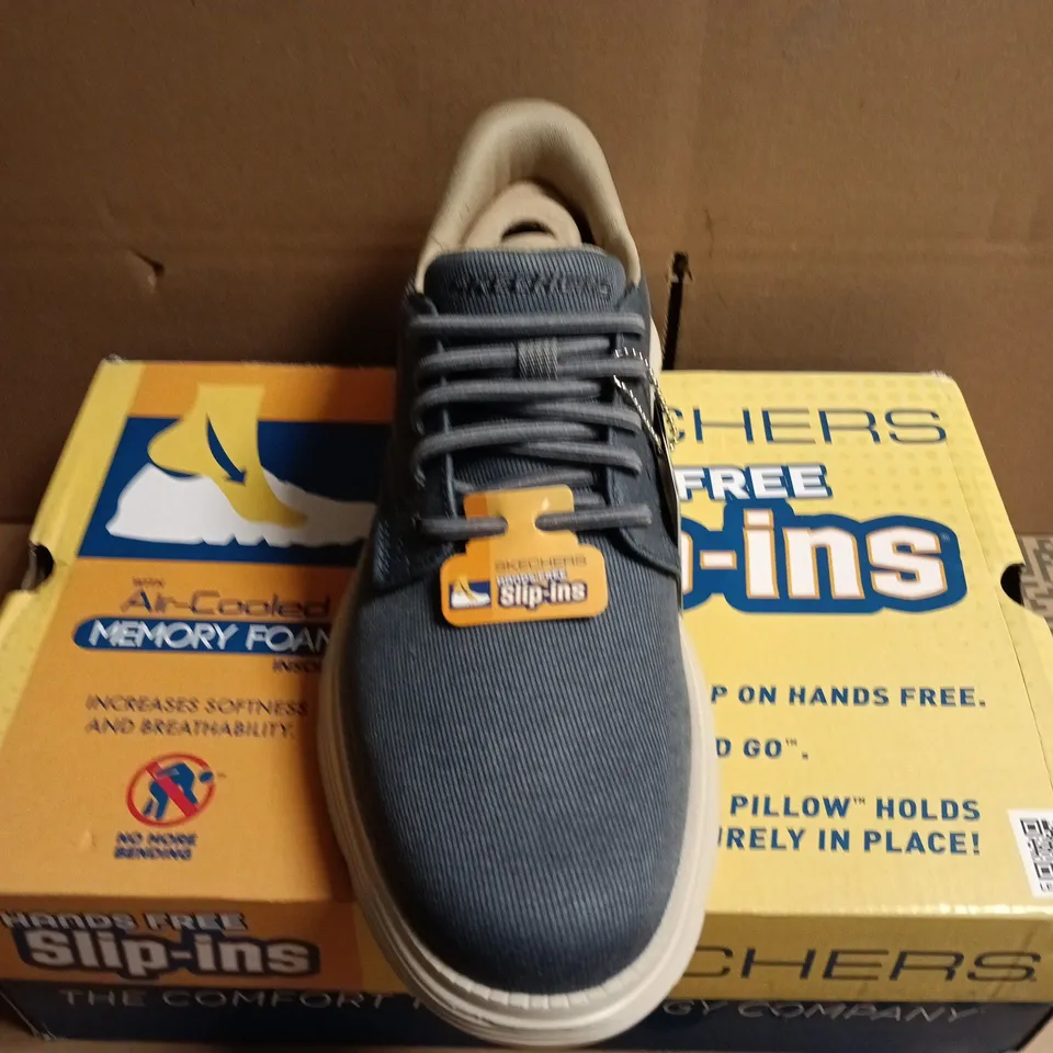 BOXED PAIR OF SKECHERS SLIP-INS NAVY DENIM TRAINERS – UK SIZE 8.5