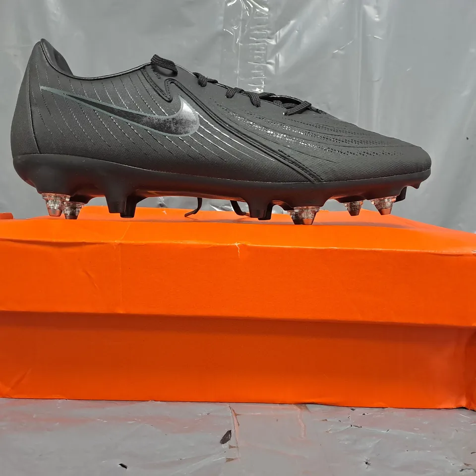 BOXED PAIR OF NIKE PHANTOM GX II ACAD SG-PRO SHOES IN BLACK SIZE UK 8.5
