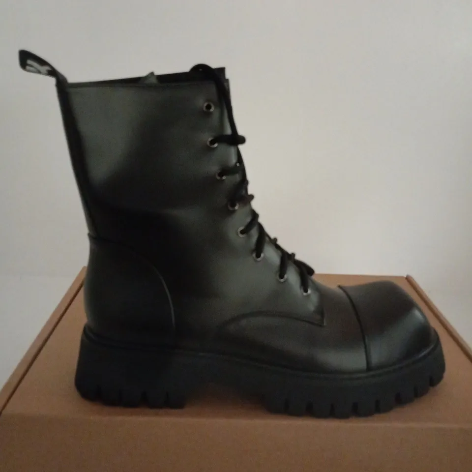 BOXED PAIR OF KOI BLACK LEATHER COMBAT BOOTS WITH LUG SOLE – SIZE 10