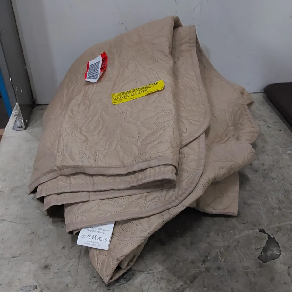 CARLANN BEDSPREAD // SIZE UNSPECIFIED 