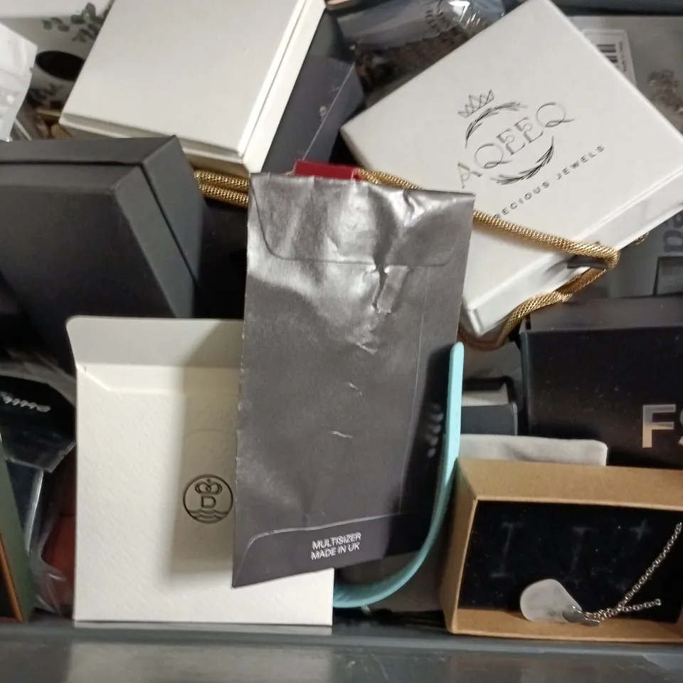 APPROXIMATELY 18 ASSORTED JEWELLERY ITEMS TO INCLUDE CHAINS, WATCHES, EARRINGS, ETC