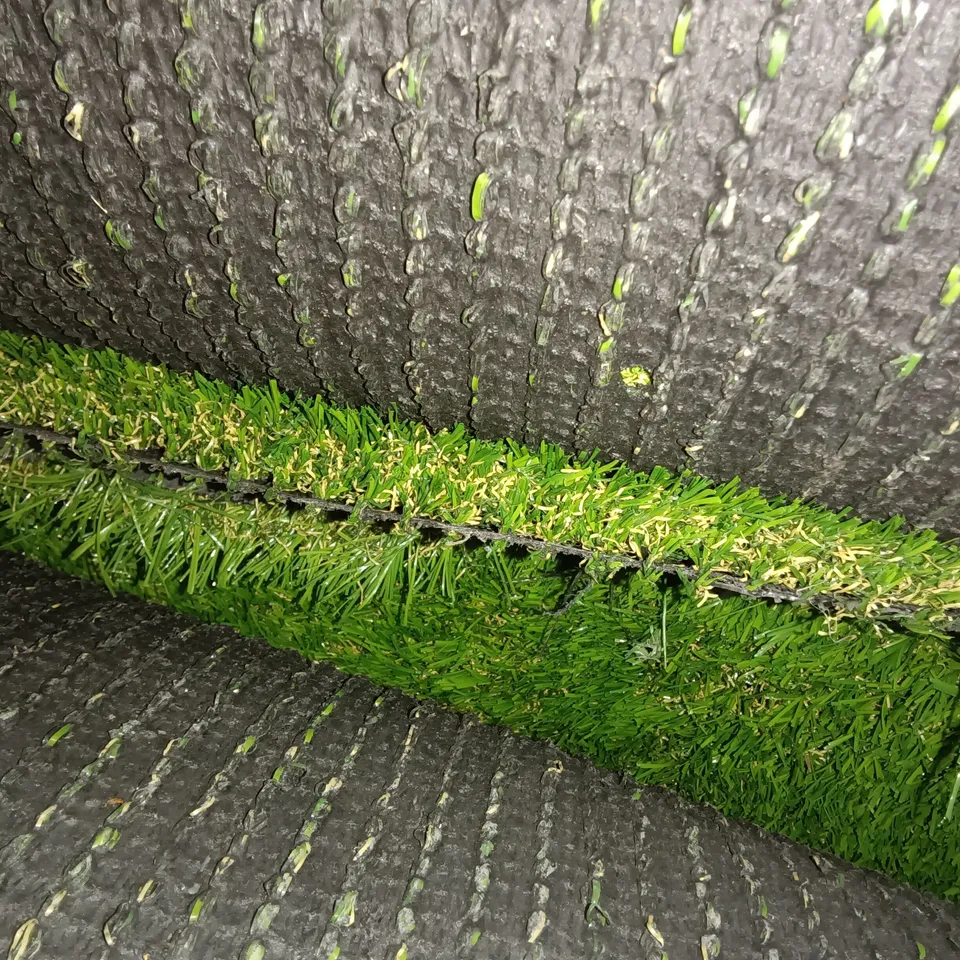 ROLL OF ARTIFICIAL GRASS - 4 X 7M