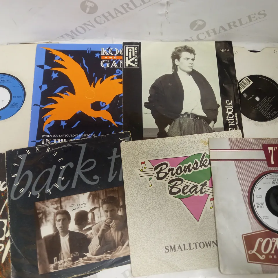 LOT OF APPROXIMATELY 20 VINYL SINGLES, TO INCLUDE JANET JACKSON, DIVINE, ADAM ANT, ETC