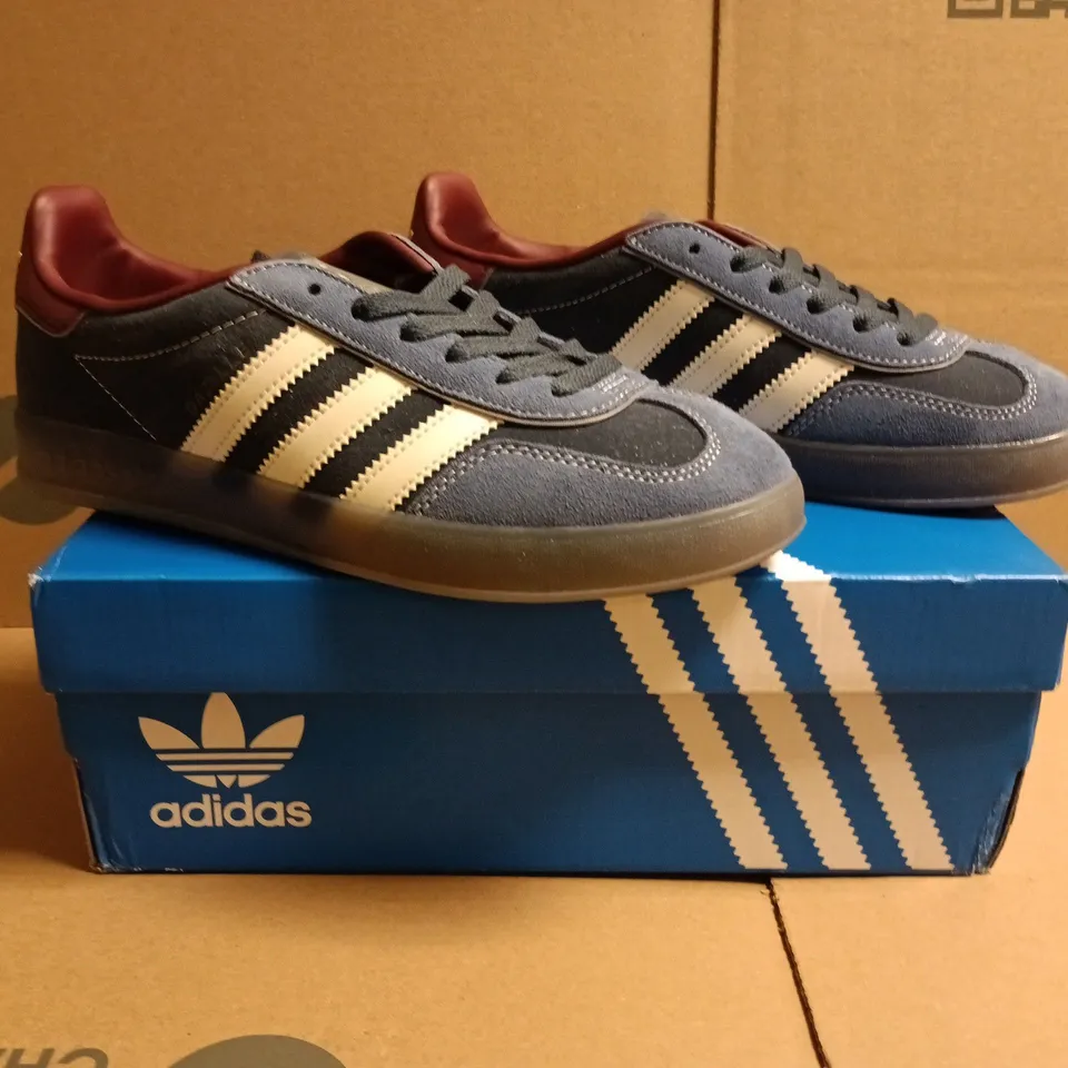 BOXED PAIR OF ADIDAS GAZELLE INDOOR TRAINERS IN NAVY/BLUE/BURGUNDY SIZE UK 7.5