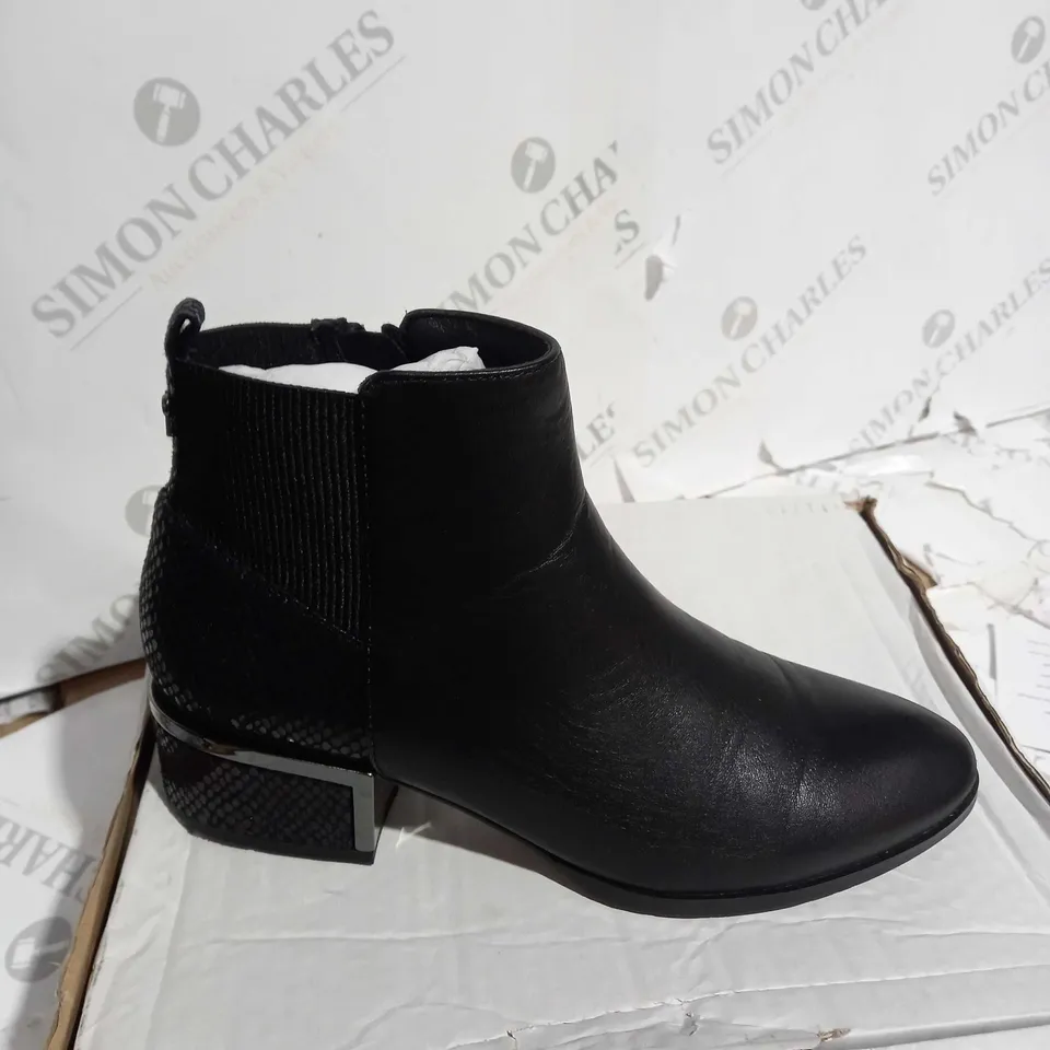 BOXED PAIR OF MODA IN PELLE LILITH ANKLE BOOTS IN BLACK LEATHER SIZE 5