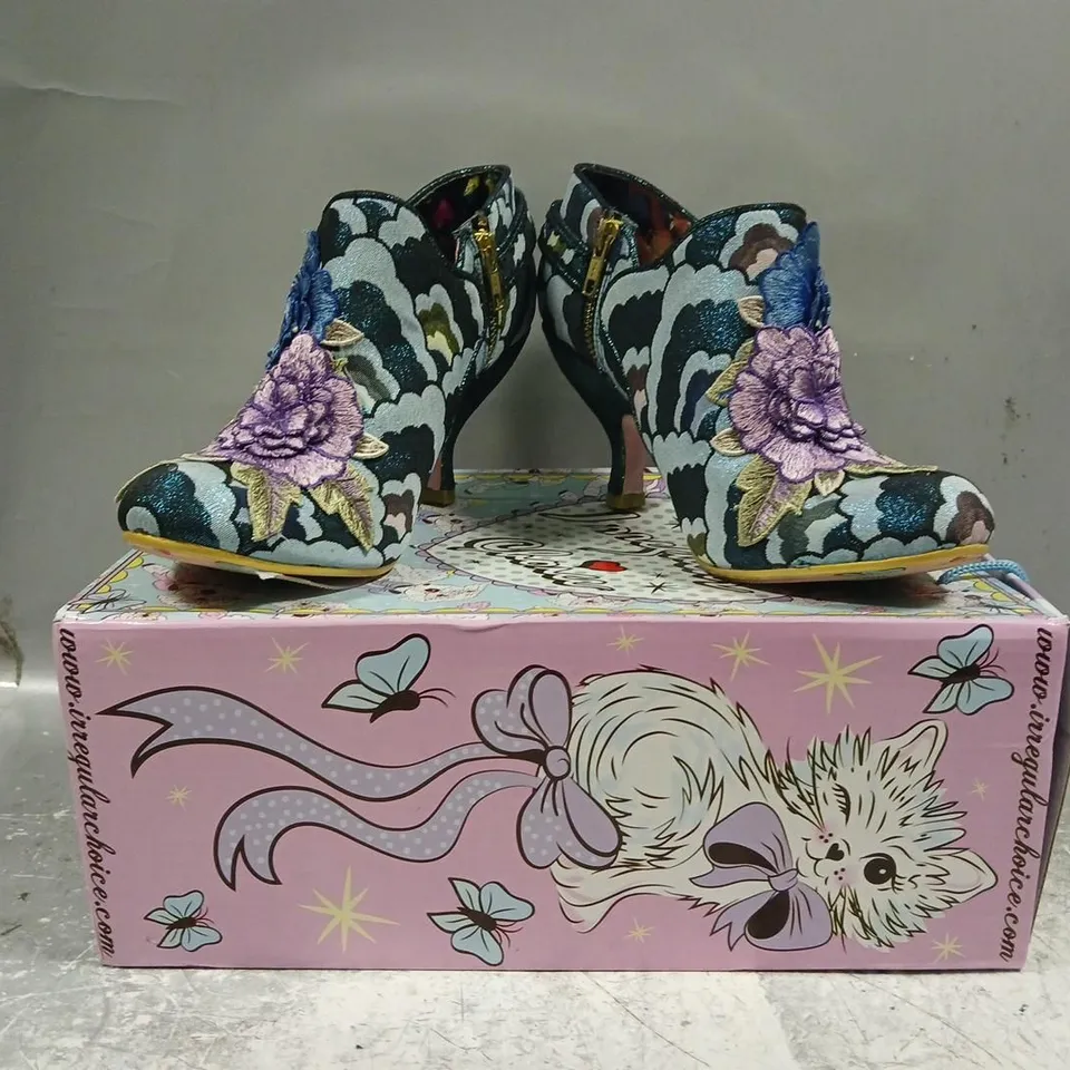 BOXED PAIR OF IRREGULAR CHOICE HEELED SHOES IN MULTICOLOUR W. GLITTER EFFECT AND FLORAL DETAIL SIZE EU 39
