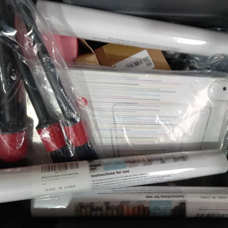 LOT OF APPROXIMATELY 10 ASSORTED HOUSEHOLD ITEMS TO INCLUDE LED FLOOD LIGHT, CRIMPIT TOASTIE MAKER FOR THINS, ETC
