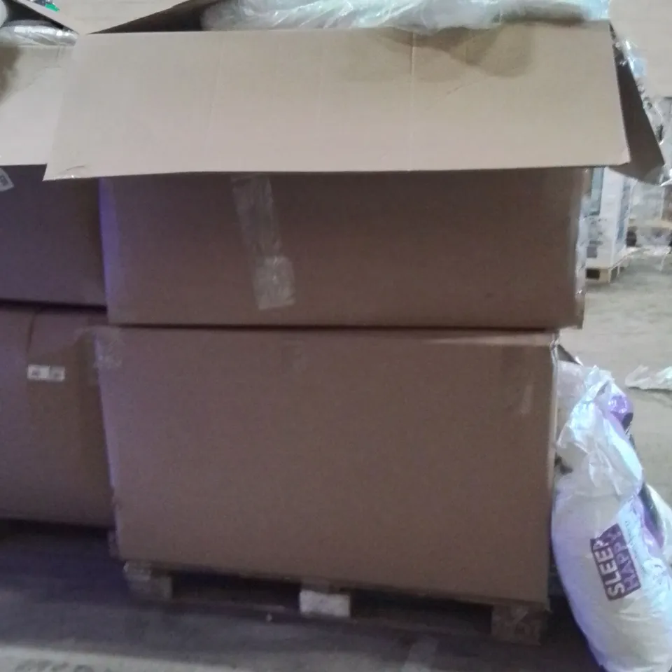 PALLET CONTAINING A LARGE QUANTITY OF PILLOWS 