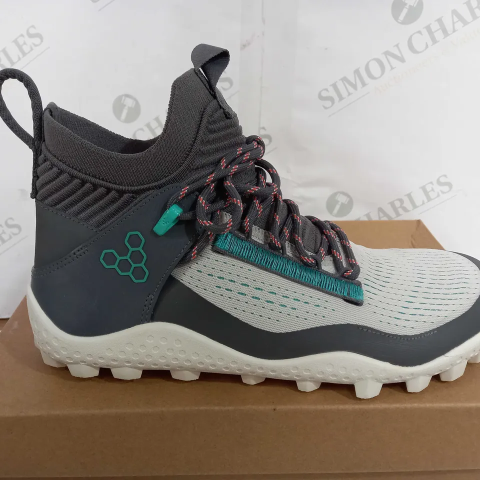 BOXED PAIR OF VIVOBAREFOOT MAGNA LITE SG SHOES IN MOONSTONE/GREY, SIZE EU 39