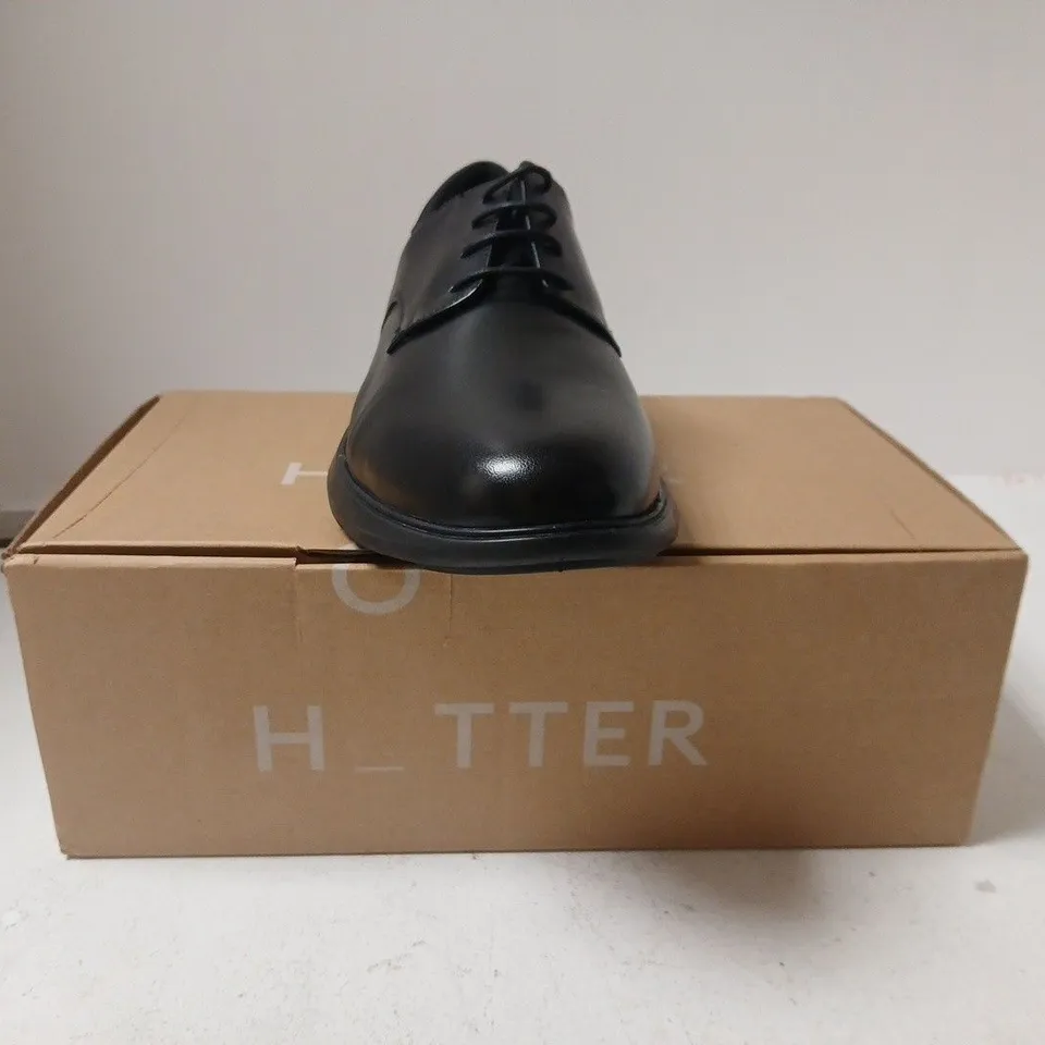 BOXED PAIR OF HOTTER HUGO LACE UP SHOES IN BLACK SIZE UK 9