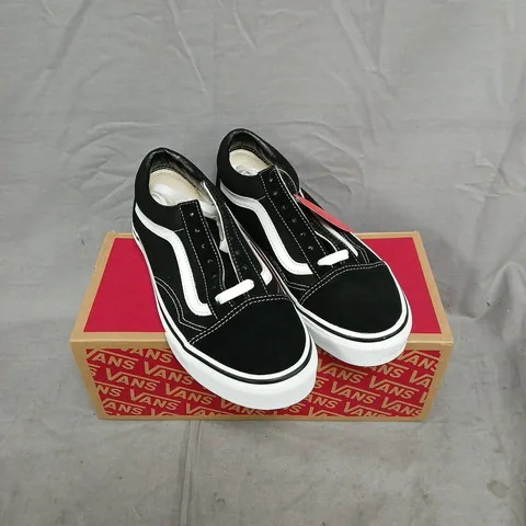 BOXED PAIR OF VANS OLD SKOOL BLACK/WHITE SNEAKERS – UK 5.0