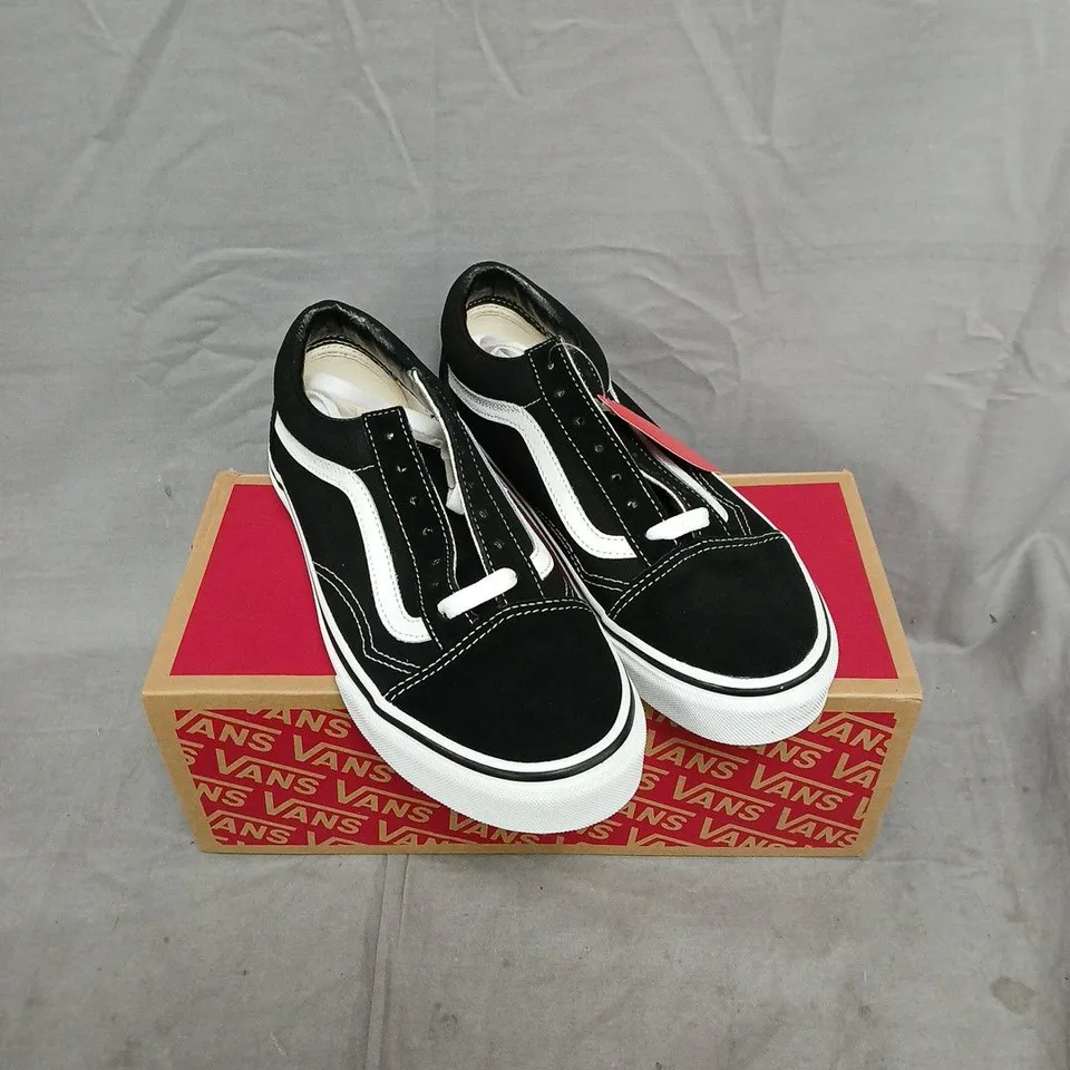 BOXED PAIR OF VANS OLD SKOOL BLACK/WHITE SNEAKERS – UK 5.0