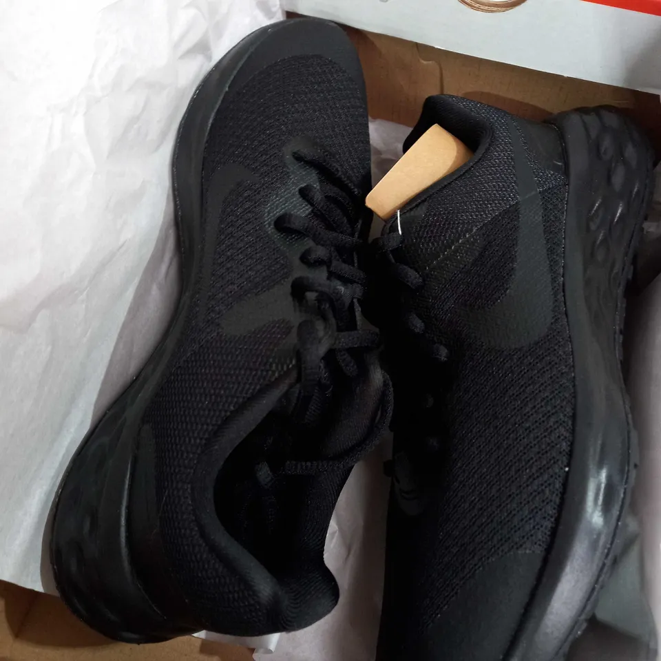 BOXED NIKE JUNIOR STAR RUNNER 4 RUNNING SHOES, BLACK - SIZE 4