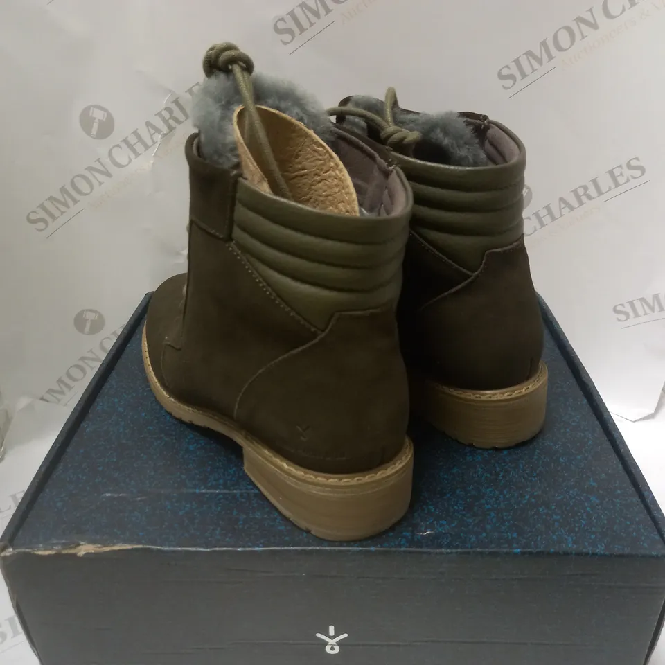 BOXED EMU AUSTRALIA DARK OLIVE BOOTS - SIZE 5