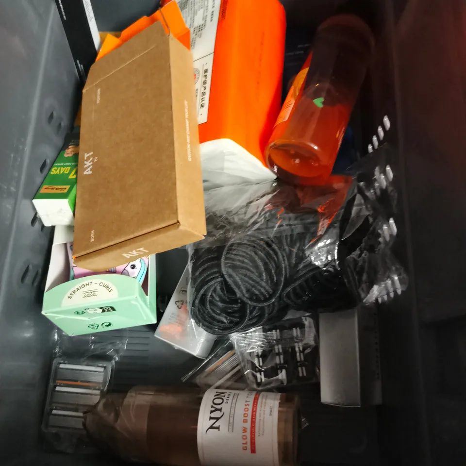 APPROXIMATEY 20 ASSORTED HEALTH AND BEAUTY PRODUCTS TO INCLUDE - DERMATICA SQUALENE CREAM CLEANSER - HELLO SUNDAY INVISIBLE SUNSTICK - WONDERSKIN ALL DAY LIP STAIN IN PLAYFUL - ETC